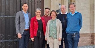 Auf unserem Foto (von links): Felix Kellner, (Bischöfliches Ordinariat - Programm „Räume für eine Kirche der Zukunft“), Annegret Hiekisch (Dekanatsreferentin), Julian Renner (Dekanatsreferent), Barbara Strifler (Bischöfliches Ordinariat - Programm „Seelsorge in neuen Strukturen“), Dekan Anton Feil, Peter Starting (Gewählter Vorsitzender des Dekanatsrates.